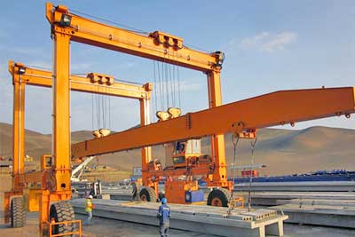 Rubbered tyre gantry crane for long heavy concrete beam handling 