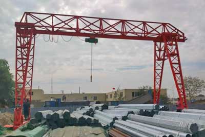 Single girder truss gantry crane for long steel pipe handling 