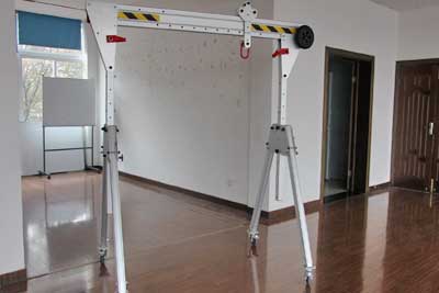 Folable gantry crane with roller travelling design 