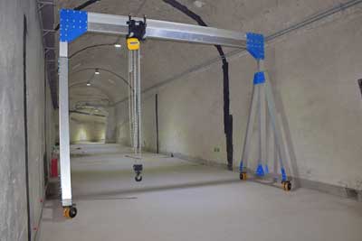 Small aluminium gantry crane for indoor use 