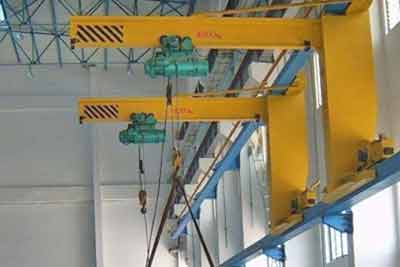 Wall travelling cantilever crane 