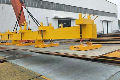 Magnetic beam - crane attachement for double girder overhead crane