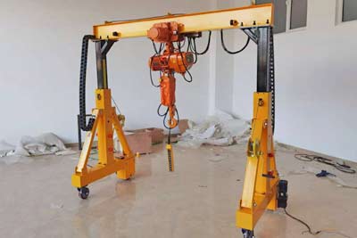 Height adjustable mobile gantry crane 