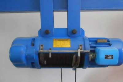 Electric cable hoist used with upper fastening design for up and down movement 