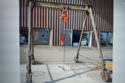 Portable gantry crane needs to be equipped with low headroom electric chain hoist 