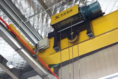 Low headroom overhead crane with rope hoist 