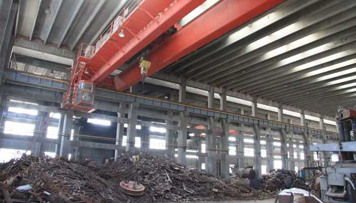 Overhead crane with magnetic chuck for scrap metal handling 