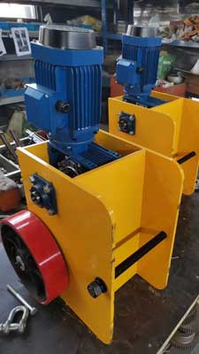 Electric motor driving unit for roller mounted non rail travelling gantry crane 10 ton