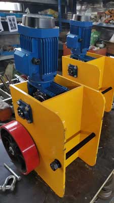 Electric motor driving unit for roller mounted non rail travelling gantry crane 10 ton 