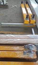 2 sets of small portable gantry crane 1 ton with manual driving and hoisting for sale Qatr