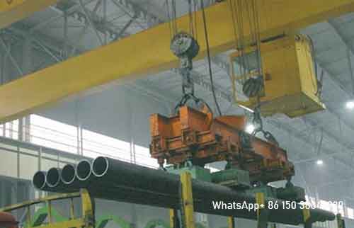 Carrier beam crane for pipe handling