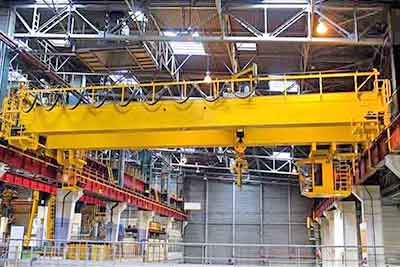 overhead crane operated by dirvier's cabin control