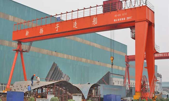 Ganry crane for shipbuilding and maintenance
