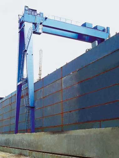 Shipbuilding gantry crane