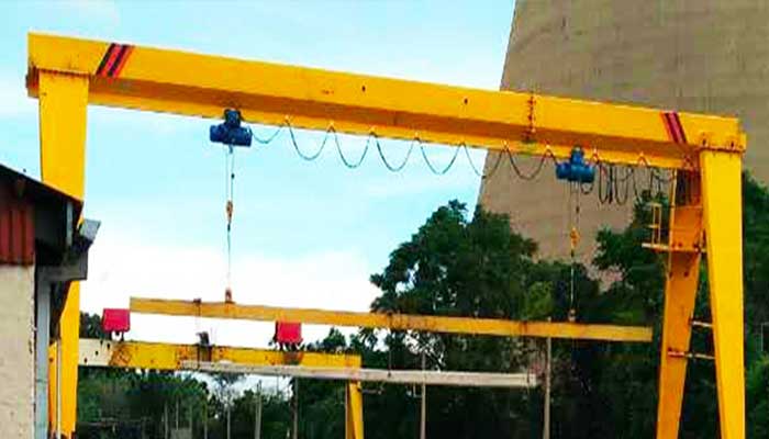 Single beam gantry crane with double hoist for precast concrete handling