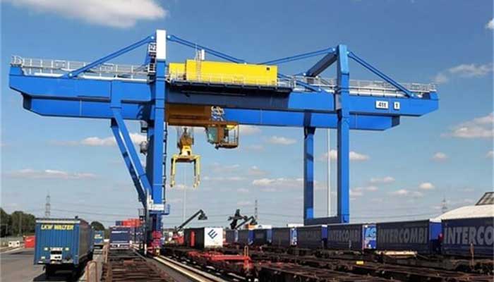 Railway gantry crane for container handling