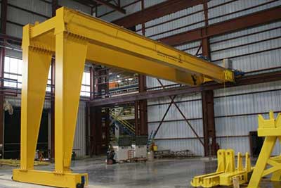 Semi gantry crane for heavy duty use