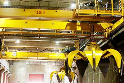 Overhead rail crane with grab bucket