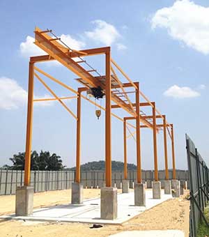 Fixed gantry crane with monorail hoists
