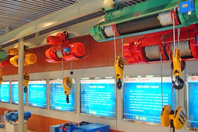 Large wire rope drum hoist with double hoist hook