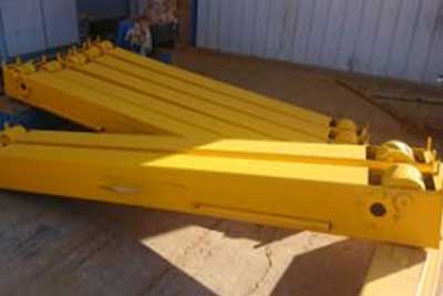 End carriages of double girder bridge cranes