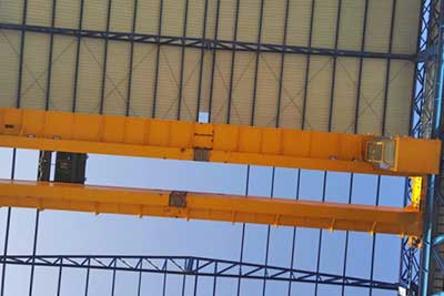 Main girder assemblied by thick steel plates and bolts at installation site .