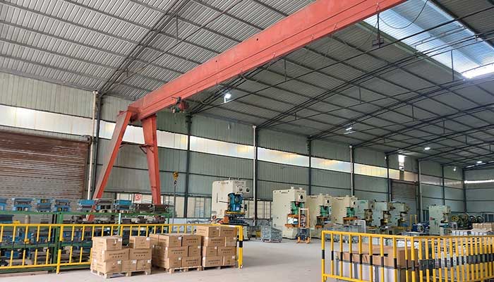 Single girder gantry crane for indoor hardware manufacturing 