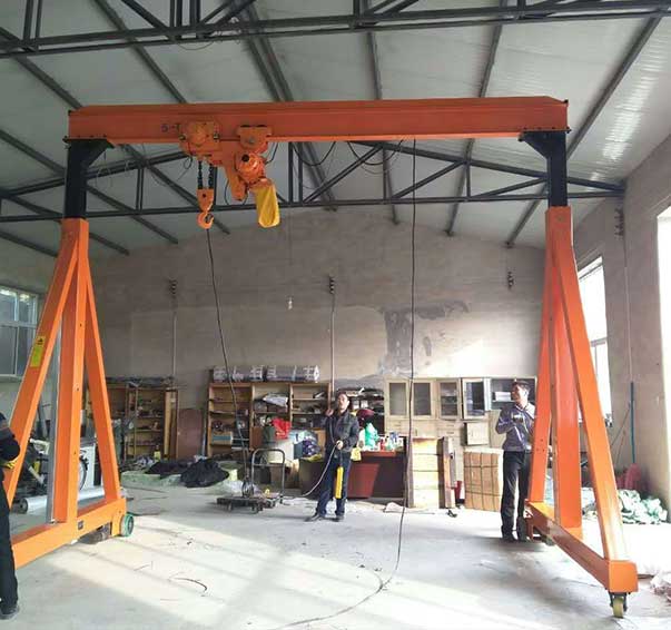 Adjustable height rolling gantry crane features 