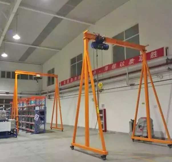 Fixed height rolling gantry crane