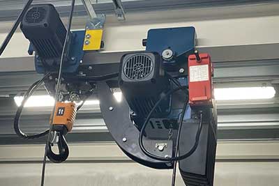 Electric chain hoists for garage cranes 