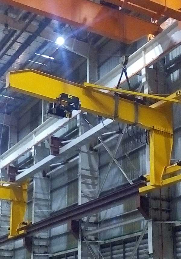 Wall mounted jib crane for garage material handling 