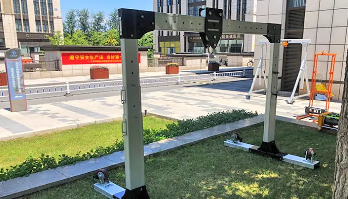 The freestanding aluminum gantry crane can be used for vertical load handling on soft grounds such as sand ground, grass grounds.