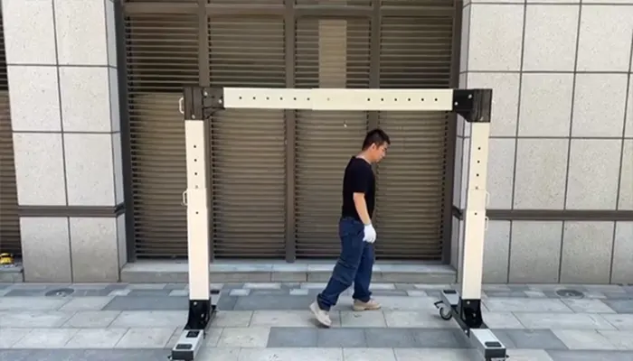 Roller travelling portable aluminum gantry crane for easy material handling, which can travel with lheavy object.