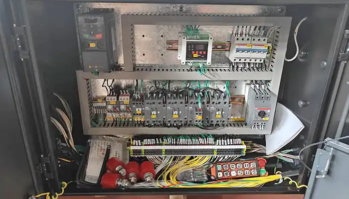 Electrical cabinet and wireless remote control 