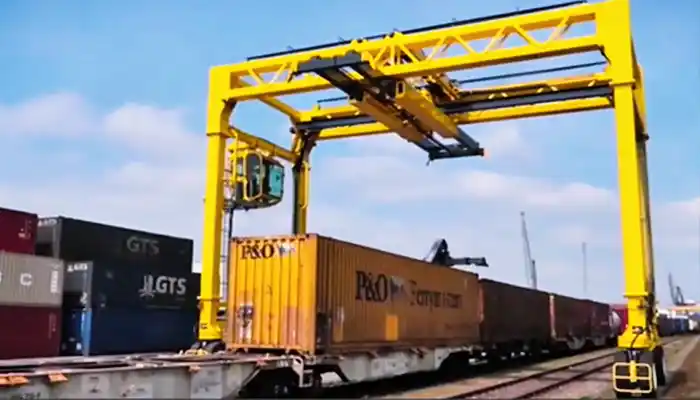 Rubber tyred gantry crane for railroad container handling 