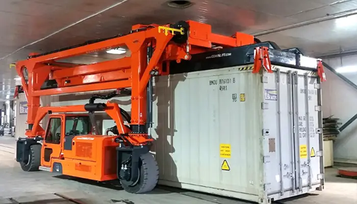 Straddle carrier  crane for limited space 