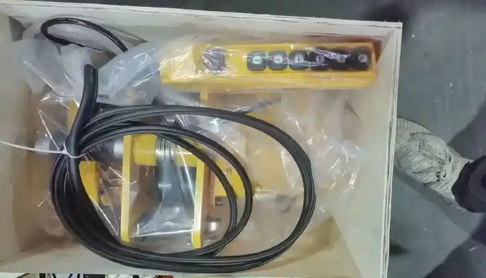 Electric hoist pendant control 