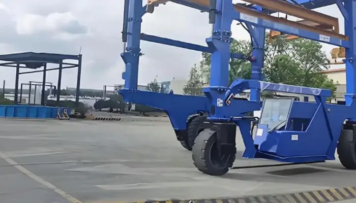 straddle carrier for slopped yard 