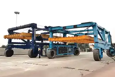 straddle carrier with low headroom design for confined space 
