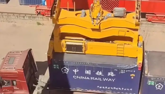 railway container handling rail mounted gantry crane - screen shot of the video 