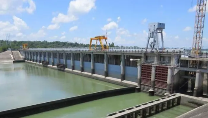 Gantry crane for handling stop logs and maintenance gates at dams and spillways